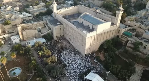 مدير المسجد الإبراهيمي: مصادرة العدو الإسرائيلي لصلاحيات إدارة المسجد تهويد وخطر مرفوض