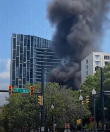 انفجار كبير يهز مانهاتن الأميركية واشتعال حريق هائل على سطح أحد البنايات 