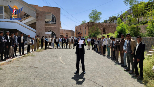 وقفة في جامعة حجة تنديداً بالعدوان السعودي على مطار صنعاء