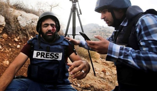 العدو الصهيوني يعتقل صحفيا قرب بيت لحم ويصيب فلسطينيا بالرصاص في قفين 