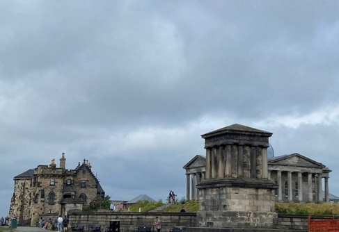 اندلاع حريق في أحد أشهر معالم العاصمة الاسكتلندية إدنبرة