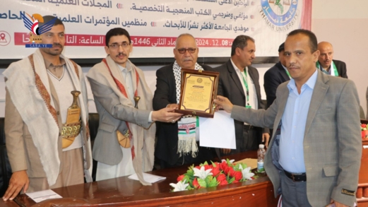 تكريم 64 عالما وأكاديميا في جامعة ذمار