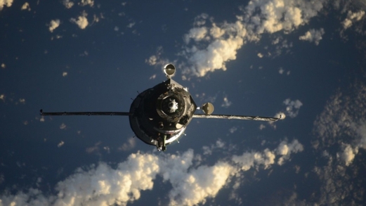 مركبة فضاء روسية تهبط في كازاخستان وعلى متنها رائدا فضاء روسيان وآخر أمريكي