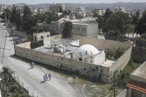 بحماية جنود العدو الصهيوني: مستوطنون يقتحمون "مقام يوسف" بنابلس