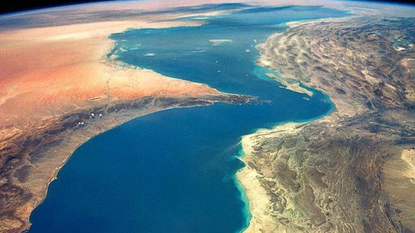 مصدر إيراني يؤكد أن القرارات المتعلقة بمضيق هرمز ستُتخذ من قبل طهران ومسقط فقط