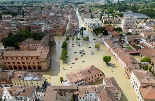مصرع شخص اثر فيضانات عارمة اجتاحت شمال إيطاليا