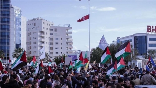 ونسيون يبدؤون اعتصام "الصمود" أمام سفارة واشنطن رفضا للإبادة بغزة