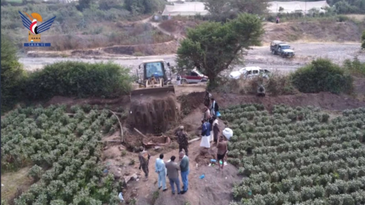 ردم 15 بئرًا يدوية مخالفة في مديرية السياني بمحافظة إب