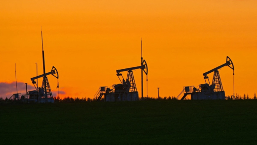 تراجع النفط بفعل محادثات أوكرانيا، وبيانات ضعيفة من الصين