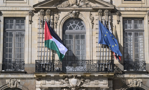 21 بلدية فرنسية ترفع العلم الفلسطيني مع اعتراف باريس بدولة فلسطين في الأمم المتحدة