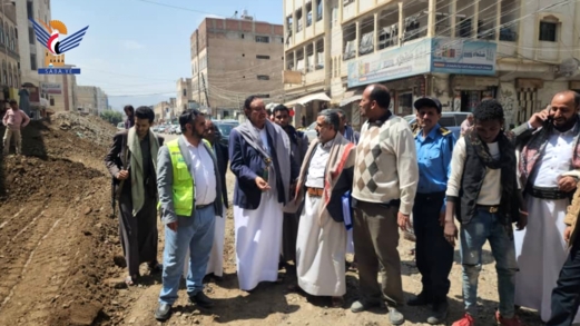 أمين العاصمة يدشن العمل بمشروعي صيانة شارعي خولان وسقطرى