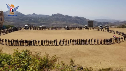 أبناء مديرية الطويلة بالمحويت ينظمون وقفة قبلية مسلحة وفاءً لدماء الشهداء