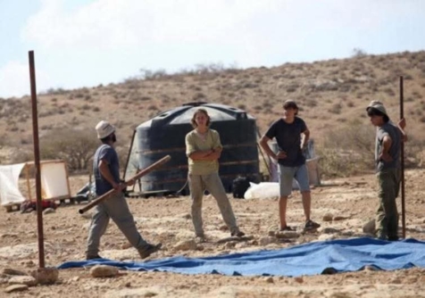 مستوطنون يوسعون بؤرءة استيطانية في مسافر يطا ويقتحمون خربة سمرة في الأغوار