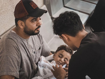 نجا من القصف بجراح عميقة وخسر ابنه.. مأساة أب في غزة