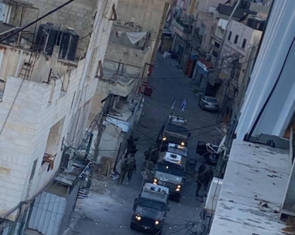 العدو الإسرائيلي يعتقل شابين فلسطينيين من مخيم بلاطة شرق نابلس.. ويقتحم صالة أفراح في العيزرية