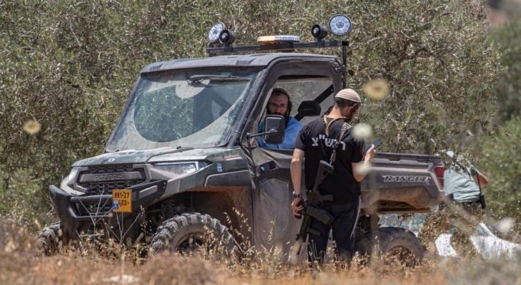 مستوطنون يعتدون على سيدتين فلسطينيتين في بيرزيت شمال رام الله وآخرون يصيبون مواطن في جنين