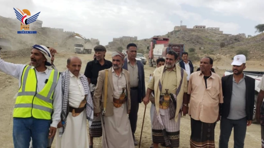 محافظ البيضاء يتفقد مشروع طريق شارع الثلاثين - عزة - خط مكيراس محافظ البيضاء يتفقد مشروع طريق شارع الثلاثين - عزة - خط مكيراس