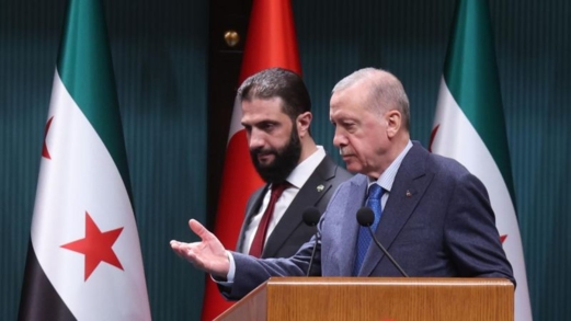 تقدير "إسرائيلي" يتوقع انقلابًا ضدّ أحمد الشرع تقدير "إسرائيلي" يتوقع انقلابًا ضدّ أحمد الشرع