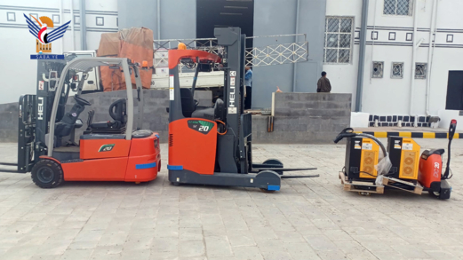 مكتب الصحة بمحافظة صنعاء يتسلم عدد من الرافعات لمخزن الأدوية