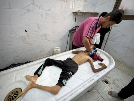 "أونروا": أهالي غزة يموتون نتيجة التجويع الشديد وموظفونا يغمى عليهم "أونروا": أهالي غزة يموتون نتيجة التجويع الشديد وموظفونا يغمى عليهم