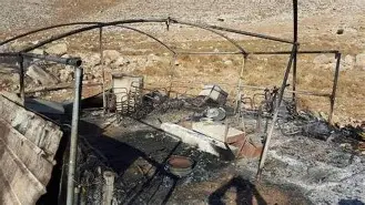 مستوطنون يحرقون خيمة قرب مخماس شمال القدس وآخرون يعتدون على فلسطينيين وممتلكاتهم في الخليل وسلفيت