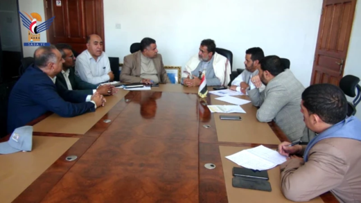 بادر وإدريس يناقشان احتياجات محافظة البيضاء من مشاريع الكهرباء والمياه