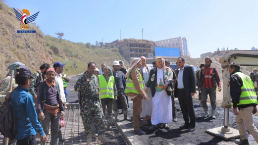 تفقد سير العمل بمشروع إعادة تأهيل المقطع المنهار في طريق مشورة في إب