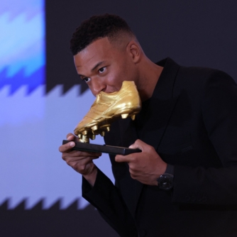 مبابي يتسلم جائزة الحذاء الذهبي لأفضل هداف في أوروبا