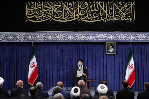 السيد الخامنئي: مواجهة قوة كأمريكا وكلبها الصهيوني المسعور أمر بالغ الأهمية