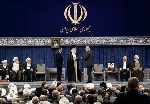 قائد الثورة الإيرانية يصادق على مرسوم رئاسة الجمهورية لمسعود بزشكيان