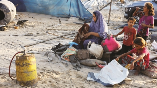 عندما تُشرف "الإنسانية" على الإبادة.. غزة تموت جوعًا وتُقنص على الخبز