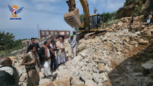 تفقد سير إزالة الأضرار الناجمة عن الانهيار الصخري في منطقة عجامة بالمحويت