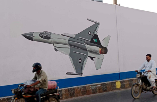 وزير الدفاع الباكستاني: الهند "ستدفن أسفل حطام طائراتها الحربية"