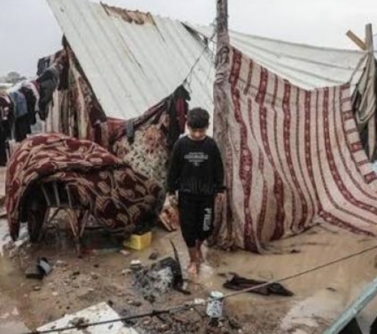 "أونروا": لاتزال عواصف الشتاء تضرب خيام النازحين في غزة وتزيد معاناتهم