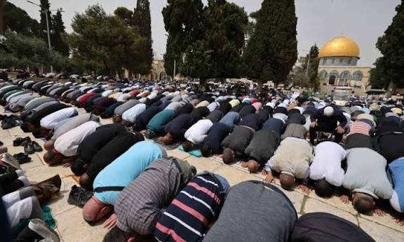 80 ألف مصلٍّ يؤدون صلاة الجمعة الأولى من رمضان في المسجد الأقصى