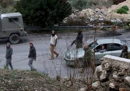 مستوطنون صهاينة يهاجمون مركبات الفلسطينيين جنوب نابلس