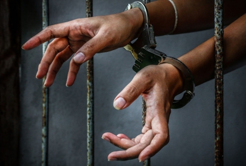 العدو الصهيوني يُصدر ويُجدد أوامر "الإداري" بحق 55 معتقلًا فلسطينيا