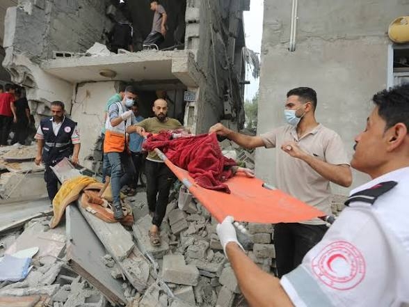 فرق الإسعاف تنتشل جثامين شهداء من مكان غارة صهيونية في بلدة المنصوري جنوبي لبنان