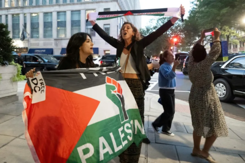 "هتلر عصرنا": مؤيدون للفلسطينيين يواجهون ترامب في مطعم بواشنطن