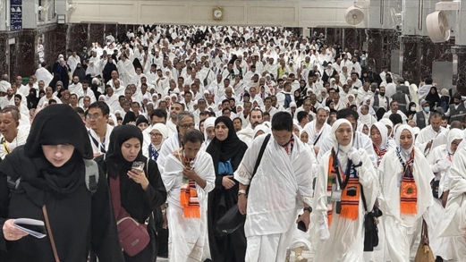 حجاج بيت الله الحرام يبدأون أول أيام التشريق في مناسك الحج