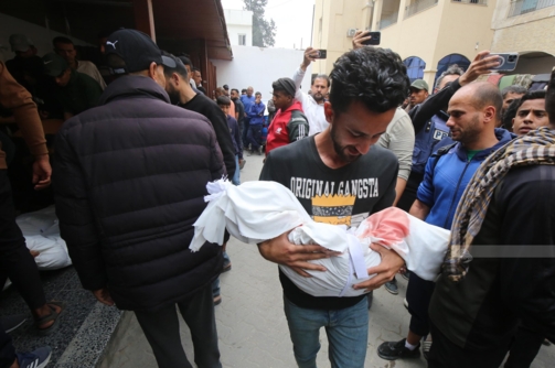 شهيدان فلسطينيان وإصابات جراء قصف العدو الإسرائيلي خيام نازحين غرب خان يونس