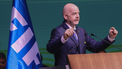 رئيس الفيفا: تبكيني معاناة الأطفال والأمهات بالعالم وخاصة في غزة