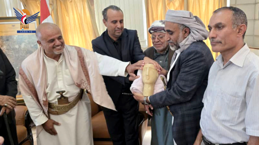  وزير الثقافة والسياحة يتسلم قطعة أثرية من المواطن محمد الجرموزي 