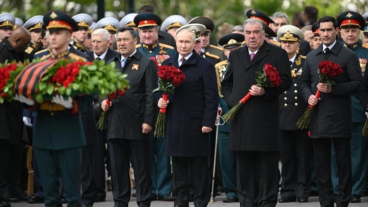 في يوم النصر بوتين يحذر: "قواتنا النووية في حالة تأهب دائم"