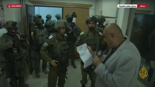 قوات العدو الصهيوني تقتحم مكتب قناة الجزيرة برام الله وتُغلقه بأمر عسكري