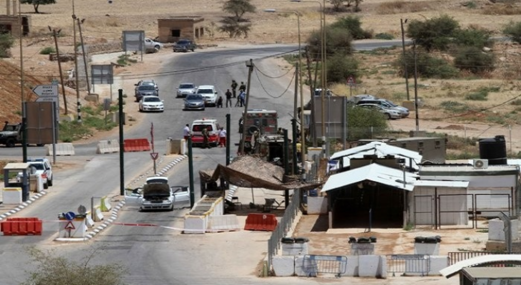 قوات العدو الصهيوني تغلق حاجز تياسير العسكري شرق طوباس