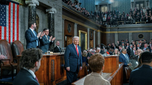 طرد نائب ديمقراطي أمريكي بسبب مهاجتمه لترامب خلال إلقائه لخطاب "حالة الاتحاد" 