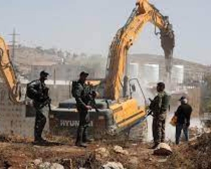 العدو الإسرائيلي يشرع بهدم منشآت في الرأس الأحمر جنوب طوباس