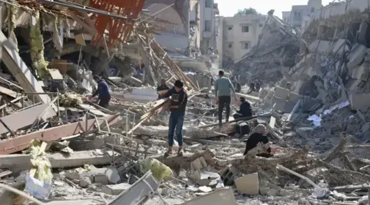 العدو الاسرائيلي يواصل خروقاته ويشن غارات عنيفة وأحزمة نارية وينسف منازل في غزة