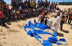 نقل رفات 50 شهيدا من مقبرة عشوائية وسط غزة